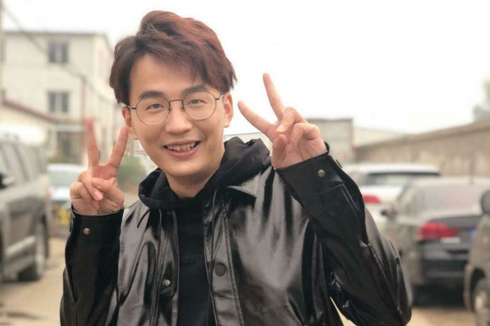 松林小径 山林送货与躲避野猪的宁静冒险